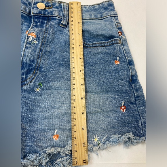 Tinseltown Mushroom Embroidered Frayed Denim Shorts Size 7 - Picture 12 of 13